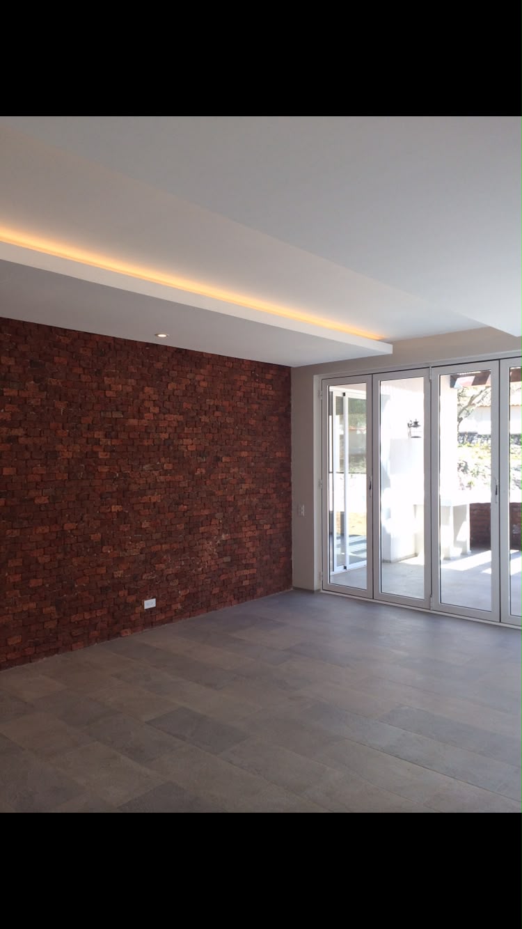 Interior residencial con muro de textura