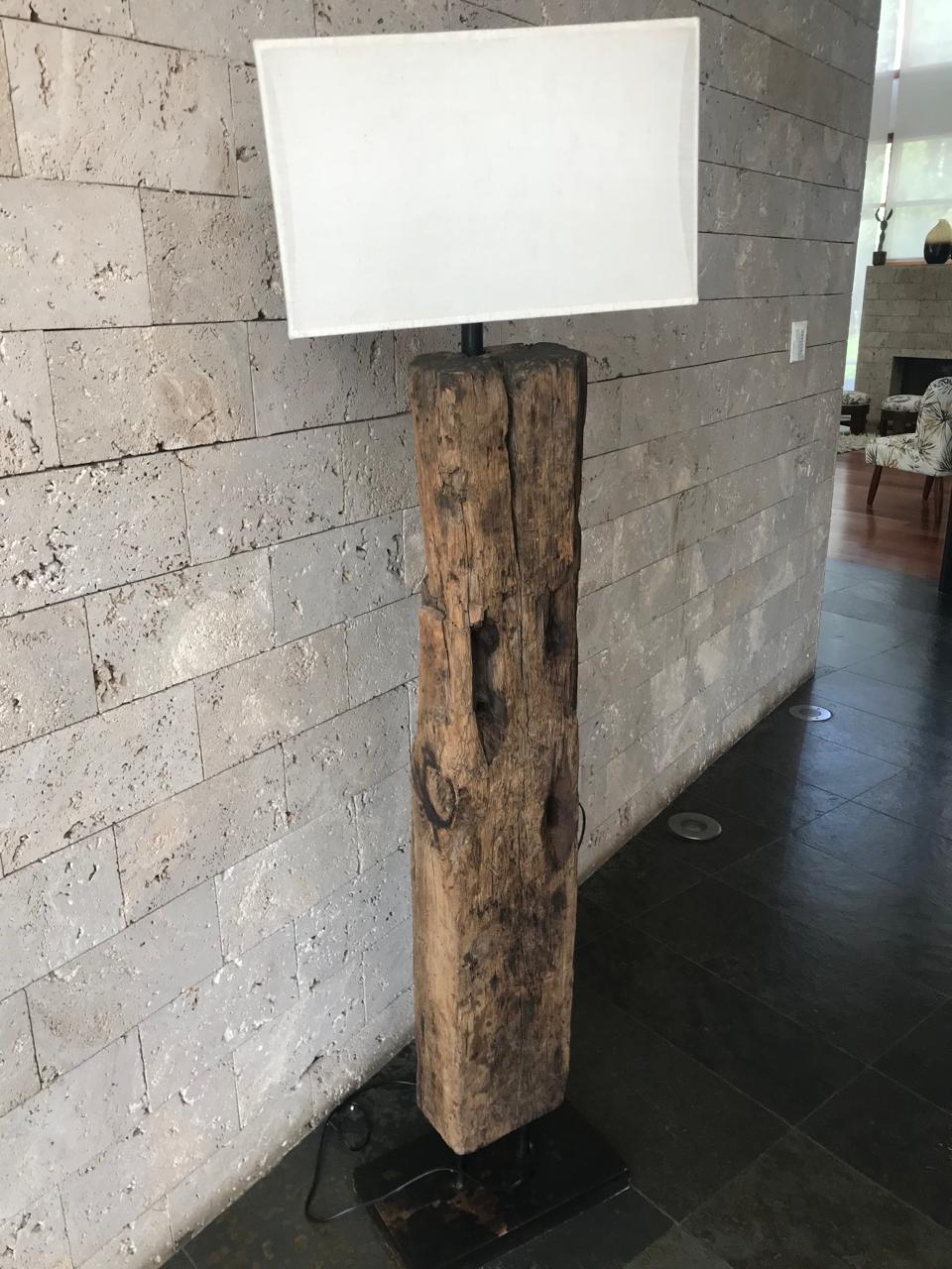 Lámpara escultórica de madera recuperada